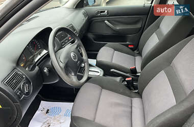 Хэтчбек Volkswagen Golf 2001 в 