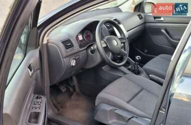 Хэтчбек Volkswagen Golf 2005 в Волочиске