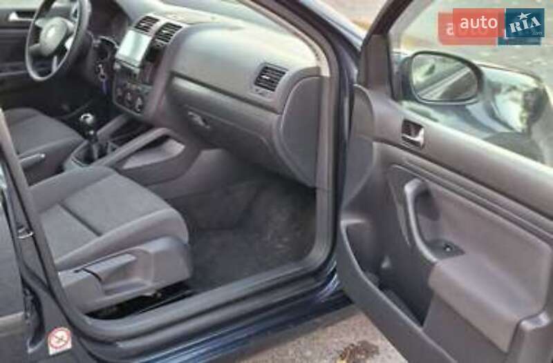 Хэтчбек Volkswagen Golf 2005 в Волочиске