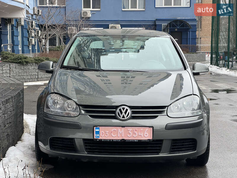 Хетчбек Volkswagen Golf 2004 в Києві