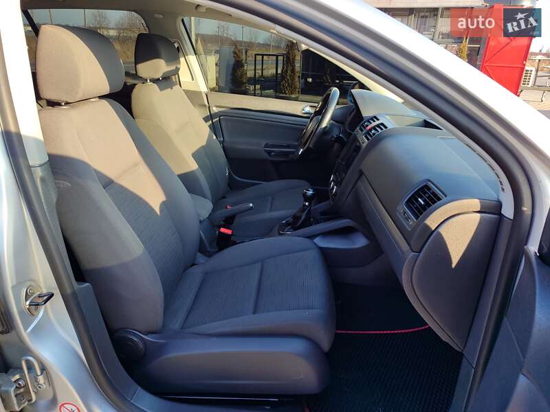 Хэтчбек Volkswagen Golf 2005 в Львове