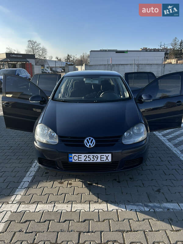 Хетчбек Volkswagen Golf 2004 в Чернівцях