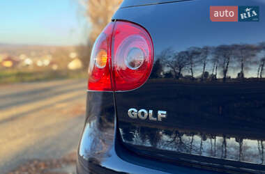 Хетчбек Volkswagen Golf 2004 в Чернівцях