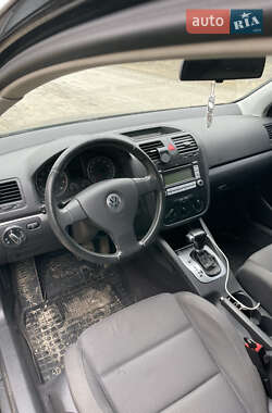 Хэтчбек Volkswagen Golf 2004 в 