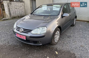 Хэтчбек Volkswagen Golf 2005 в Сваляве