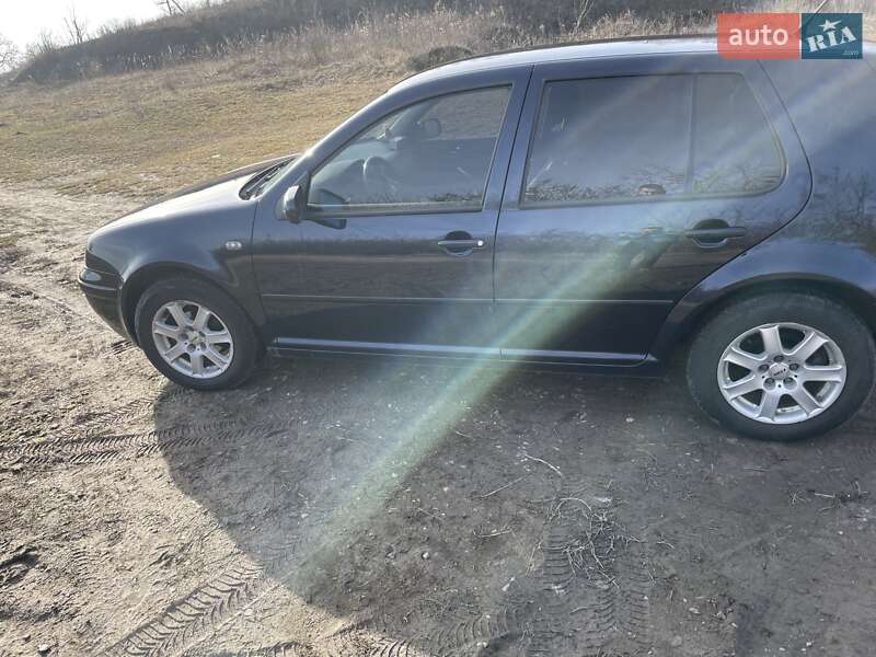 Хетчбек Volkswagen Golf 2001 в Луцьку