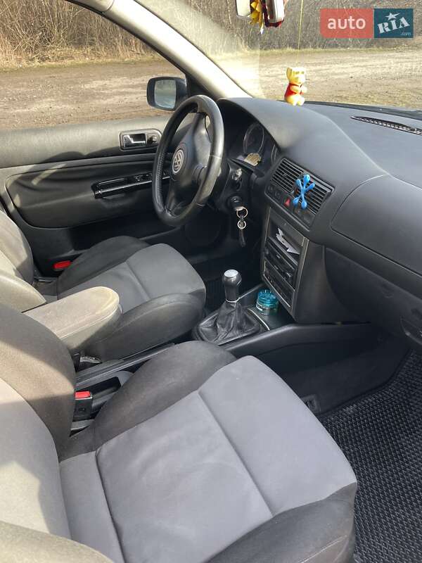 Хетчбек Volkswagen Golf 2001 в Луцьку
