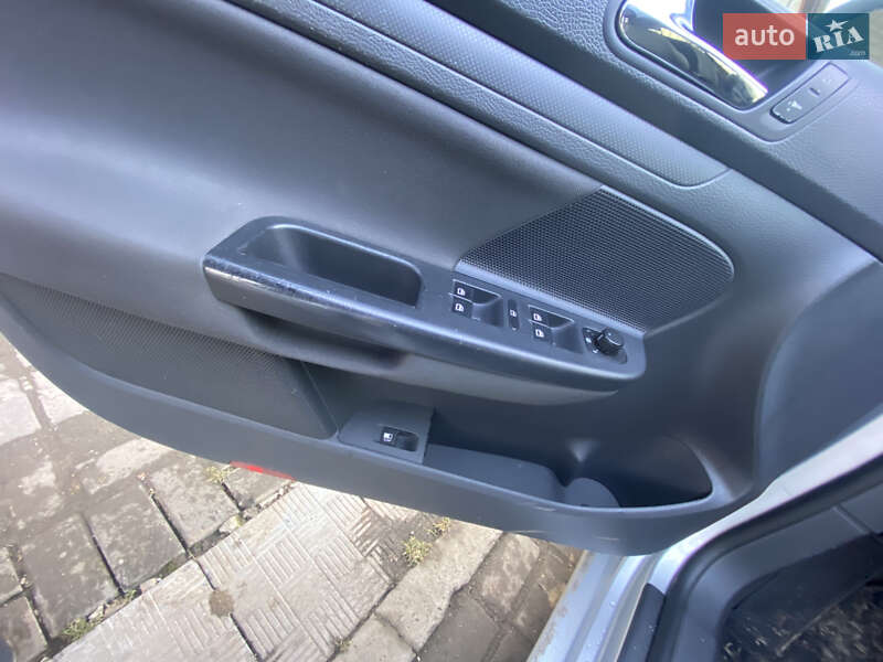 Хэтчбек Volkswagen Golf 2005 в Валках