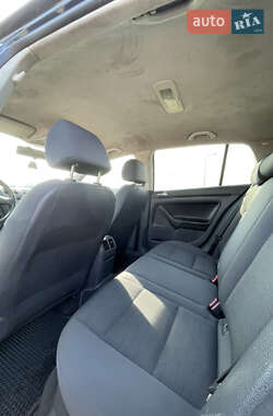 Хэтчбек Volkswagen Golf 2005 в 