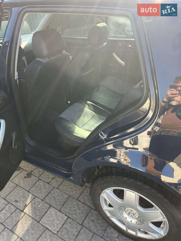 Хэтчбек Volkswagen Golf 2002 в Ужгороде