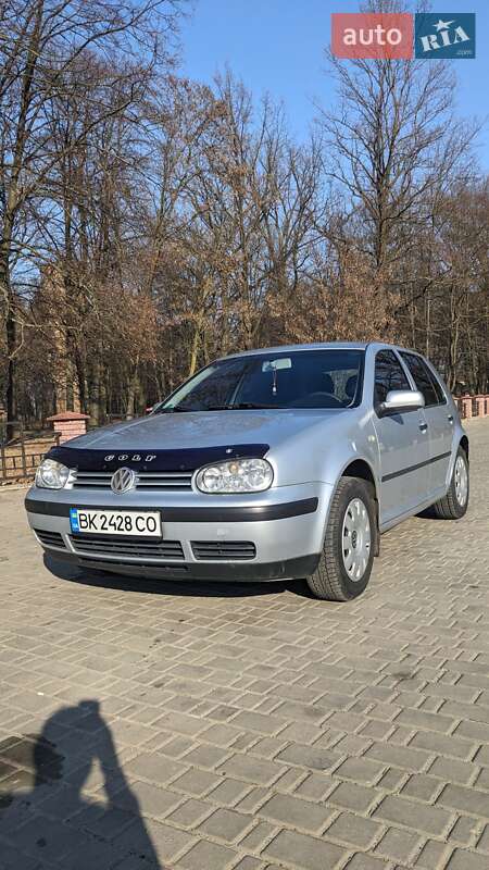 Хетчбек Volkswagen Golf 2001 в 