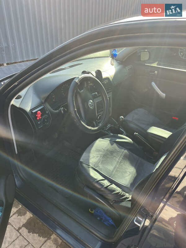 Хэтчбек Volkswagen Golf 2002 в Ужгороде