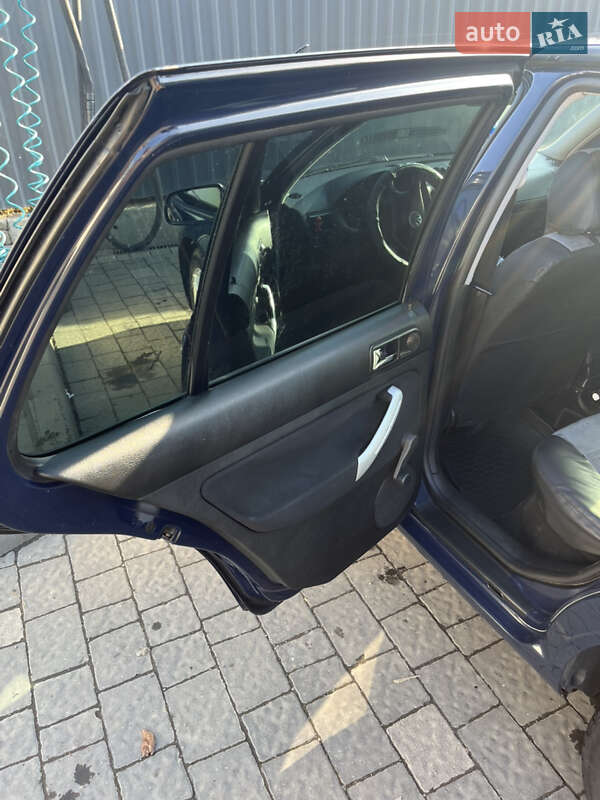 Хэтчбек Volkswagen Golf 2002 в Ужгороде