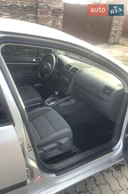 Хэтчбек Volkswagen Golf 2004 в 