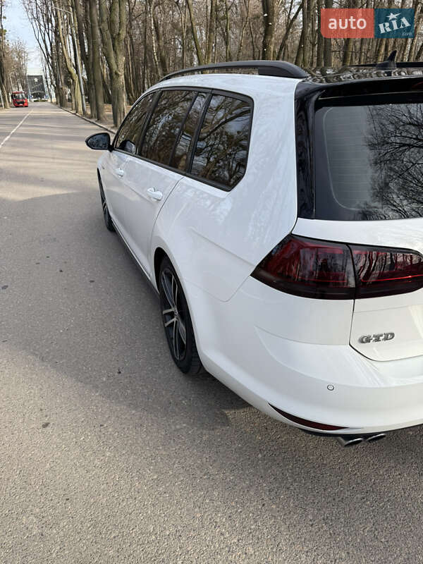 Універсал Volkswagen Golf 2015 в Чернівцях