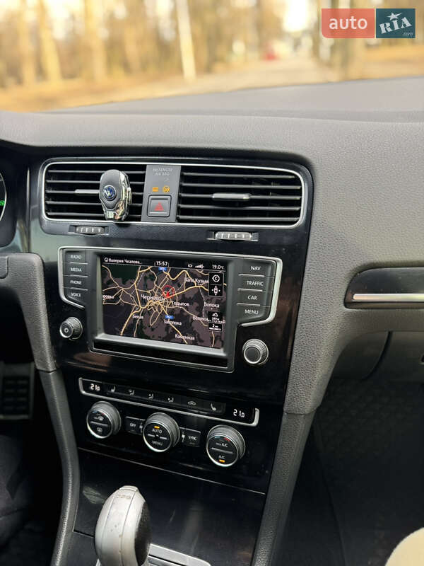 Універсал Volkswagen Golf 2015 в Чернівцях