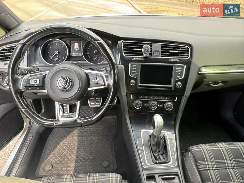 Універсал Volkswagen Golf 2015 в Чернівцях