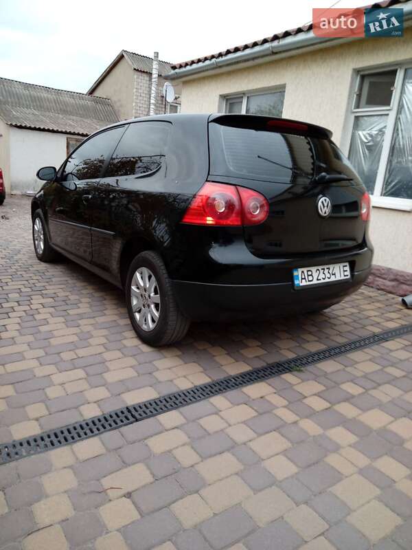 Хэтчбек Volkswagen Golf 2004 в Гайсине