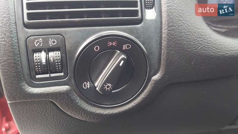 Хетчбек Volkswagen Golf 2003 в Одесі