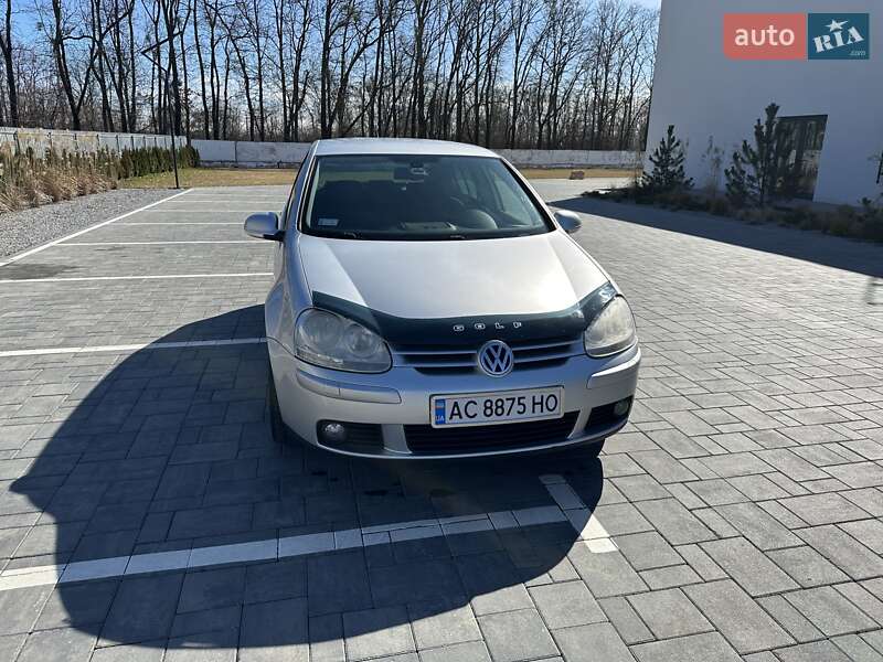 Хэтчбек Volkswagen Golf 2008 в Луцке