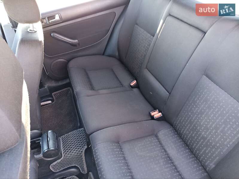 Хетчбек Volkswagen Golf 2001 в Вараші