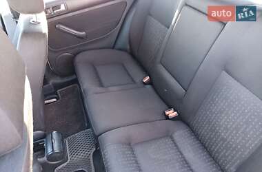 Хэтчбек Volkswagen Golf 2001 в 