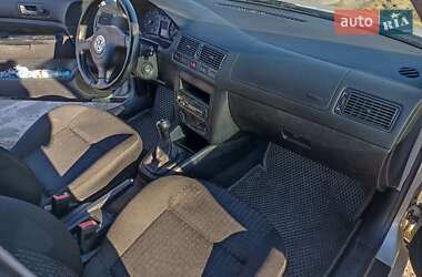 Хэтчбек Volkswagen Golf 2001 в 