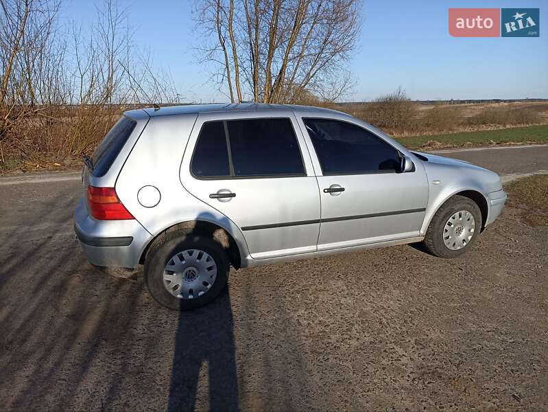 Хетчбек Volkswagen Golf 2001 в Вараші