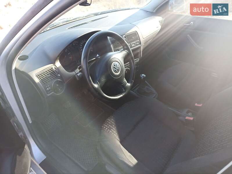 Хетчбек Volkswagen Golf 2001 в Вараші