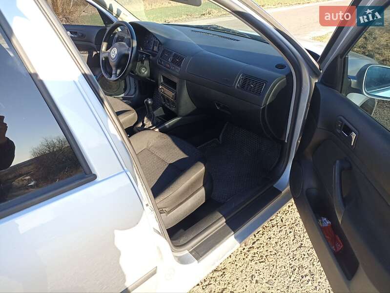 Хетчбек Volkswagen Golf 2001 в Вараші
