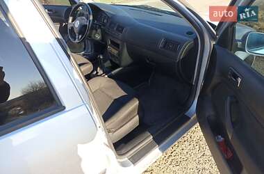 Хэтчбек Volkswagen Golf 2001 в 