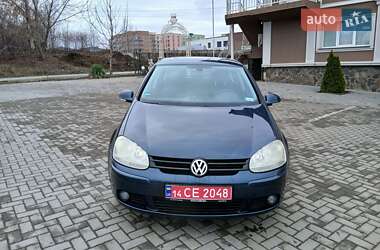 Хетчбек Volkswagen Golf 2004 в Чернівцях