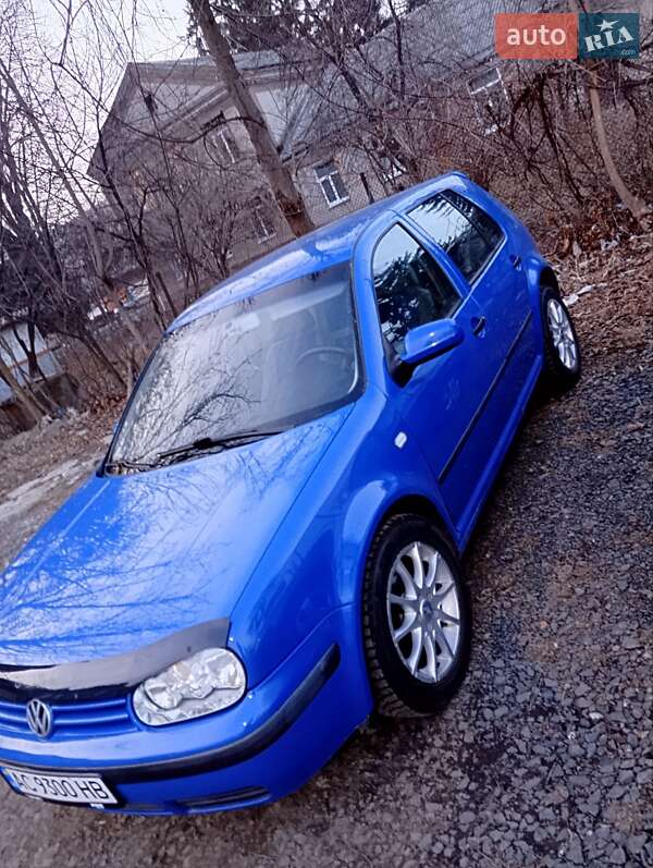 Хэтчбек Volkswagen Golf 2000 в 