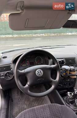 Хэтчбек Volkswagen Golf 2000 в 
