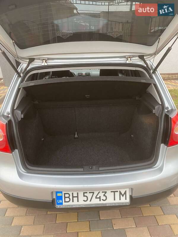 Хэтчбек Volkswagen Golf 2004 в Раздельной