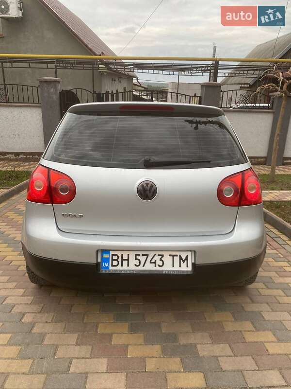 Хэтчбек Volkswagen Golf 2004 в Раздельной