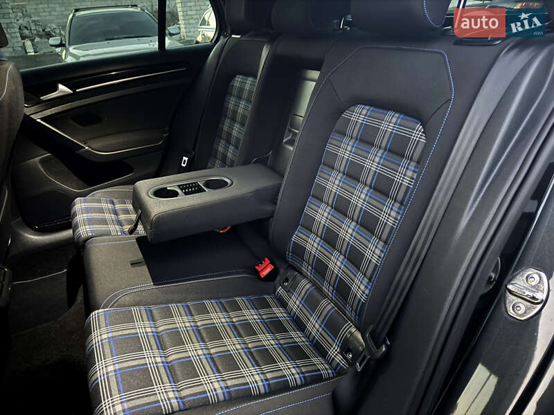 Хэтчбек Volkswagen Golf 2015 в Житомире