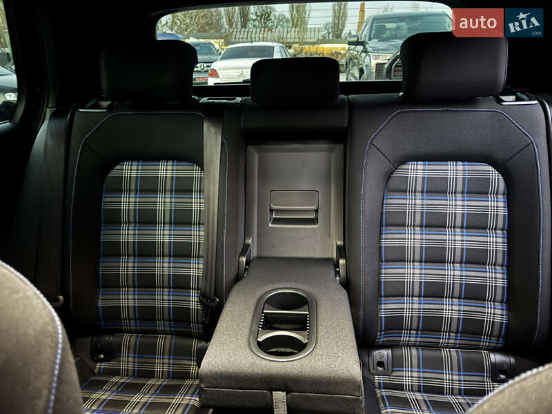 Хэтчбек Volkswagen Golf 2015 в Житомире