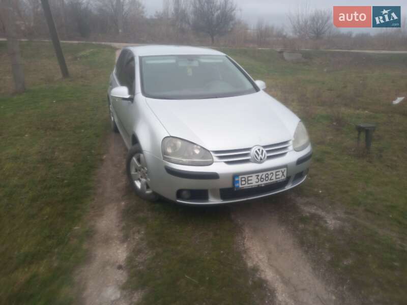 Хэтчбек Volkswagen Golf 2004 в Новом Буге