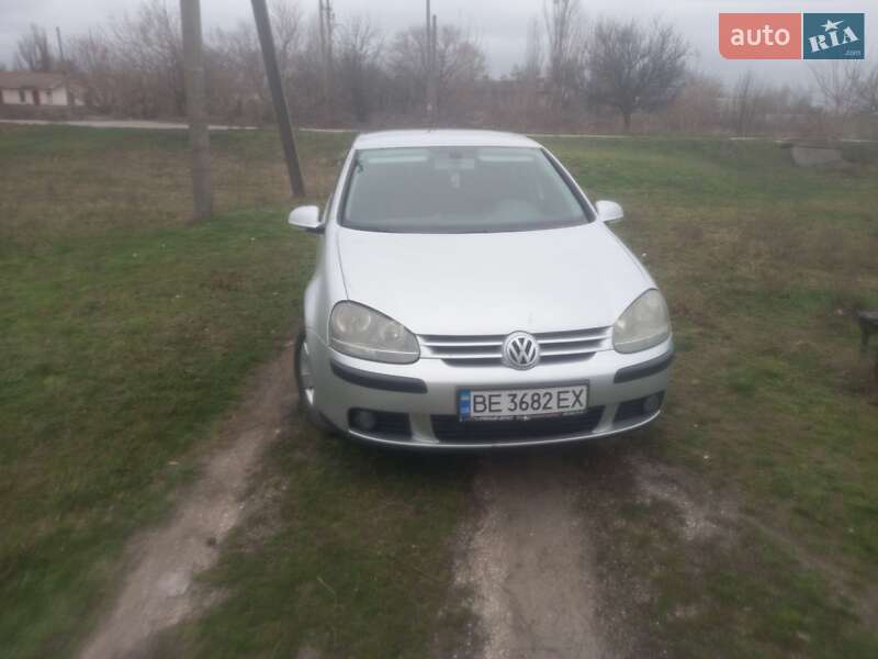 Хэтчбек Volkswagen Golf 2004 в Новом Буге