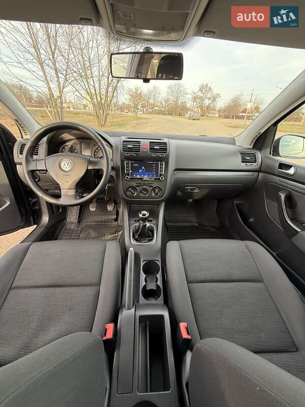 Хэтчбек Volkswagen Golf 2006 в Новониколаевке