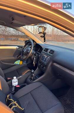Хэтчбек Volkswagen Golf 2012 в 