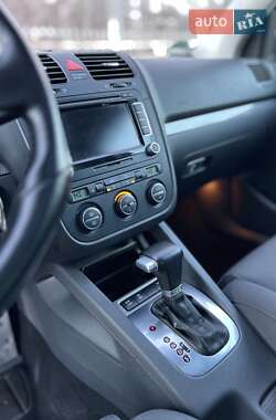 Хэтчбек Volkswagen Golf 2008 в 