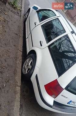 Хэтчбек Volkswagen Golf 2001 в 
