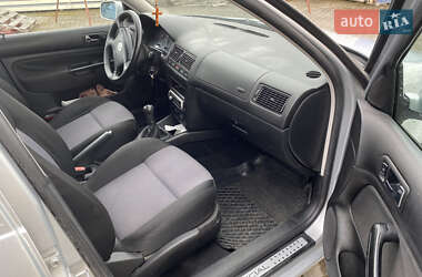 Хэтчбек Volkswagen Golf 2001 в 