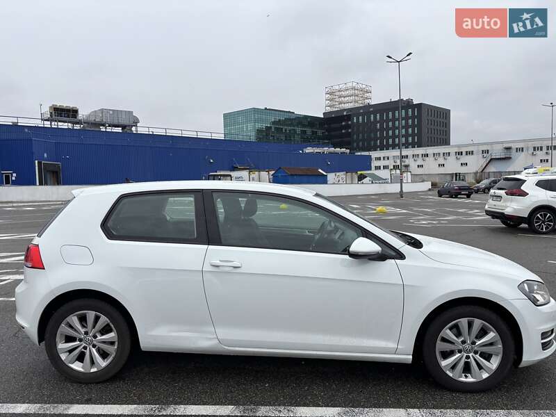 Хэтчбек Volkswagen Golf 2016 в Киеве