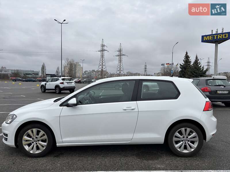 Хэтчбек Volkswagen Golf 2016 в Киеве
