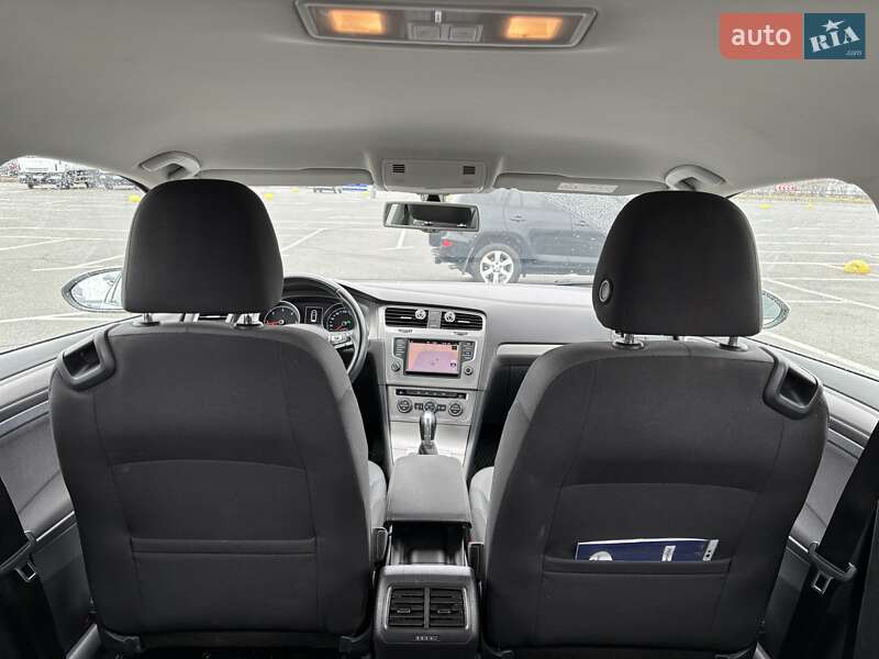 Хэтчбек Volkswagen Golf 2016 в Киеве
