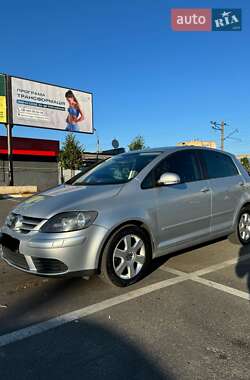 Хэтчбек Volkswagen Golf 2005 в 