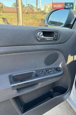 Хэтчбек Volkswagen Golf 2005 в 
